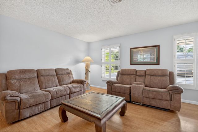8011 45th Way N, Palm Beach Gardens, FL 33418