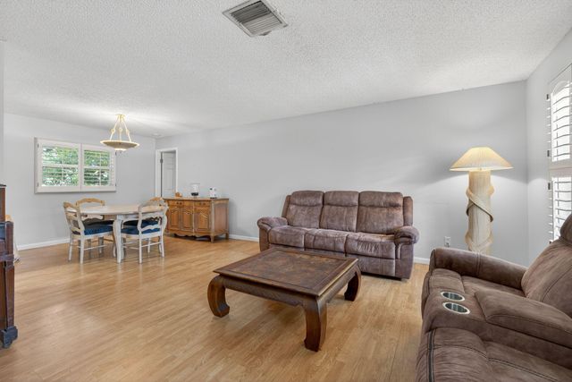 8011 45th Way N, Palm Beach Gardens, FL 33418