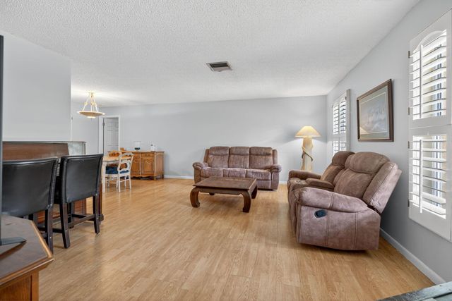 8011 45th Way N, Palm Beach Gardens, FL 33418
