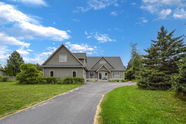 W287N8810 Center Oak ROAD, Hartland, WI 53029