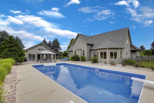 W287N8810 Center Oak ROAD, Hartland, WI 53029