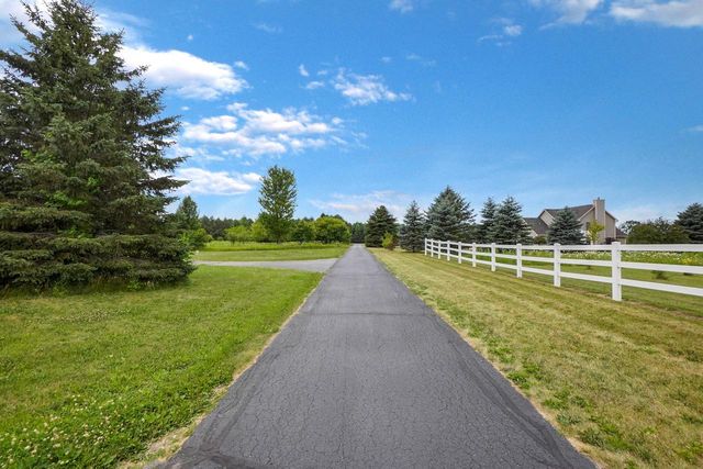 W287N8810 Center Oak ROAD, Hartland, WI 53029
