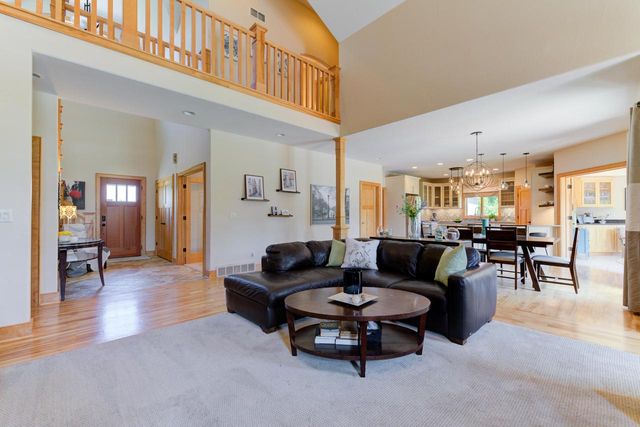 W287N8810 Center Oak ROAD, Hartland, WI 53029