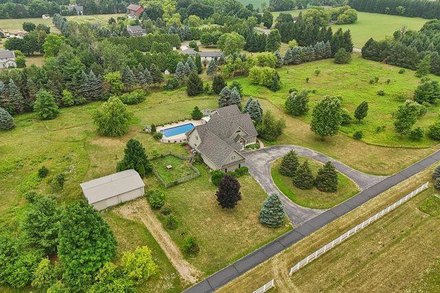 W287N8810 Center Oak ROAD, Hartland, WI 53029