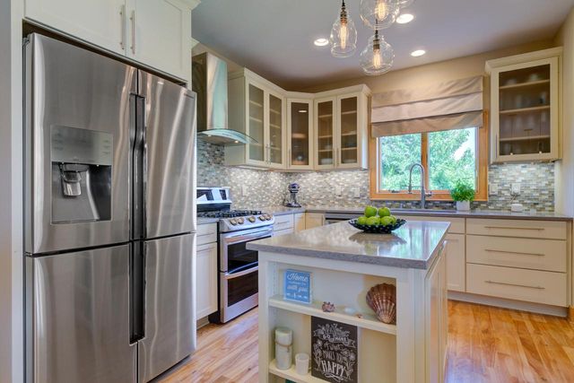 W287N8810 Center Oak ROAD, Hartland, WI 53029
