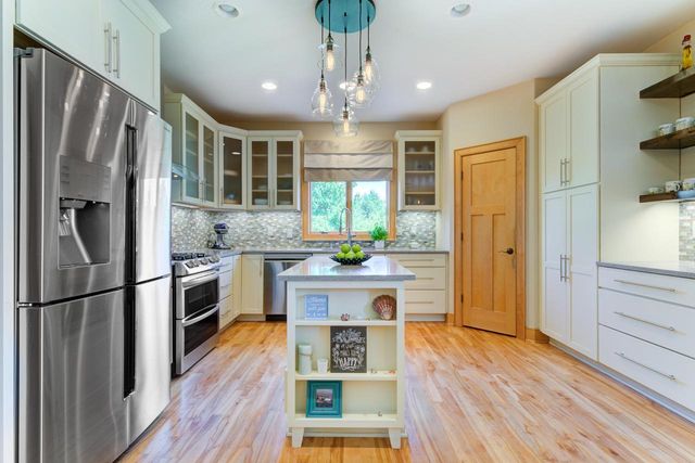 W287N8810 Center Oak ROAD, Hartland, WI 53029
