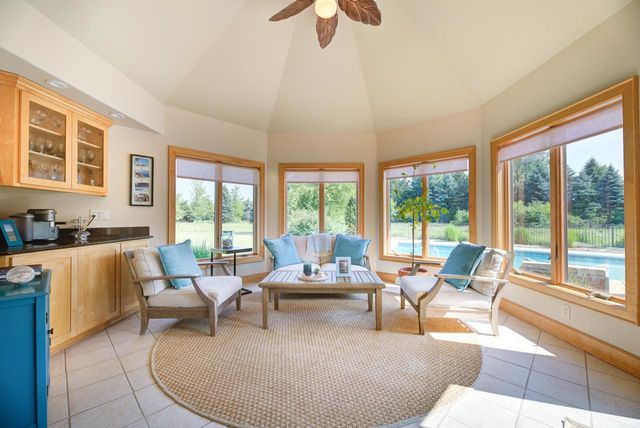 W287N8810 Center Oak ROAD, Hartland, WI 53029