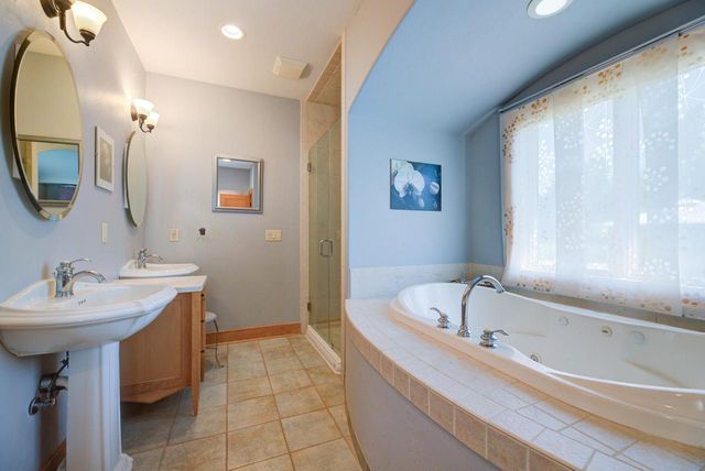 W287N8810 Center Oak ROAD, Hartland, WI 53029