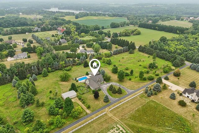W287N8810 Center Oak ROAD, Hartland, WI 53029