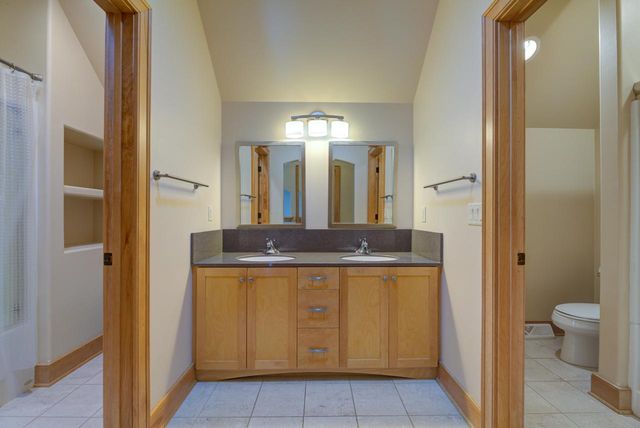 W287N8810 Center Oak ROAD, Hartland, WI 53029