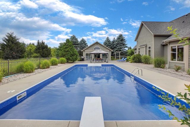 W287N8810 Center Oak ROAD, Hartland, WI 53029