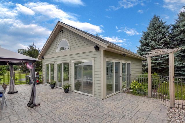 W287N8810 Center Oak ROAD, Hartland, WI 53029