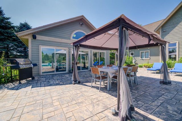 W287N8810 Center Oak ROAD, Hartland, WI 53029