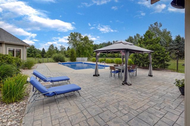 W287N8810 Center Oak ROAD, Hartland, WI 53029