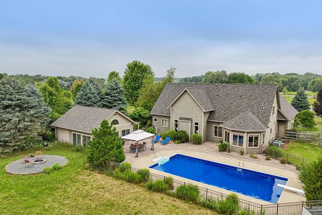 W287N8810 Center Oak ROAD, Hartland, WI 53029
