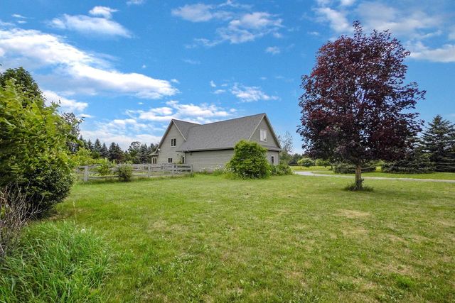 W287N8810 Center Oak ROAD, Hartland, WI 53029