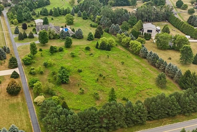 W287N8810 Center Oak ROAD, Hartland, WI 53029