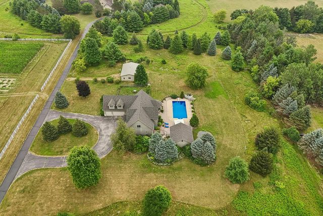W287N8810 Center Oak ROAD, Hartland, WI 53029