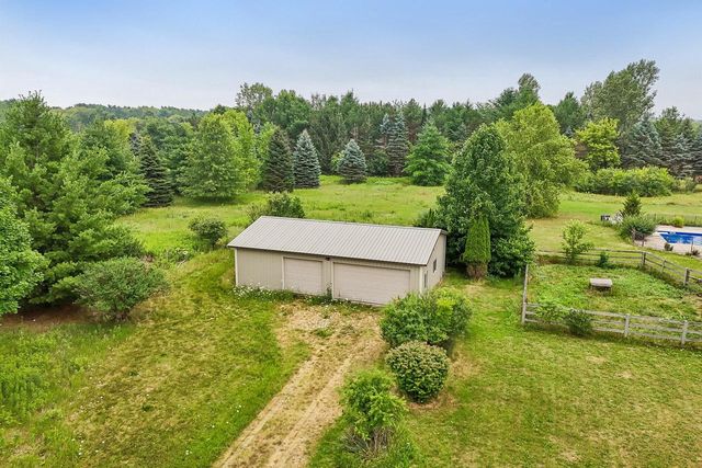 W287N8810 Center Oak ROAD, Hartland, WI 53029