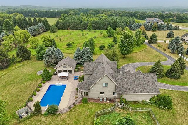 W287N8810 Center Oak ROAD, Hartland, WI 53029