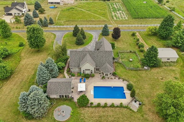 W287N8810 Center Oak ROAD, Hartland, WI 53029