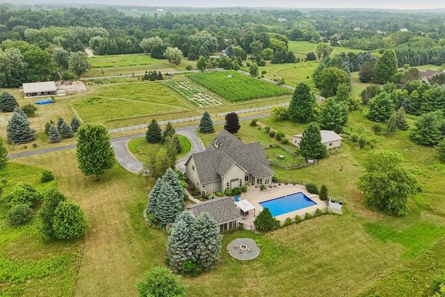 W287N8810 Center Oak ROAD, Hartland, WI 53029