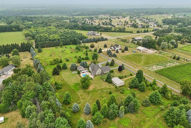 W287N8810 Center Oak ROAD, Hartland, WI 53029