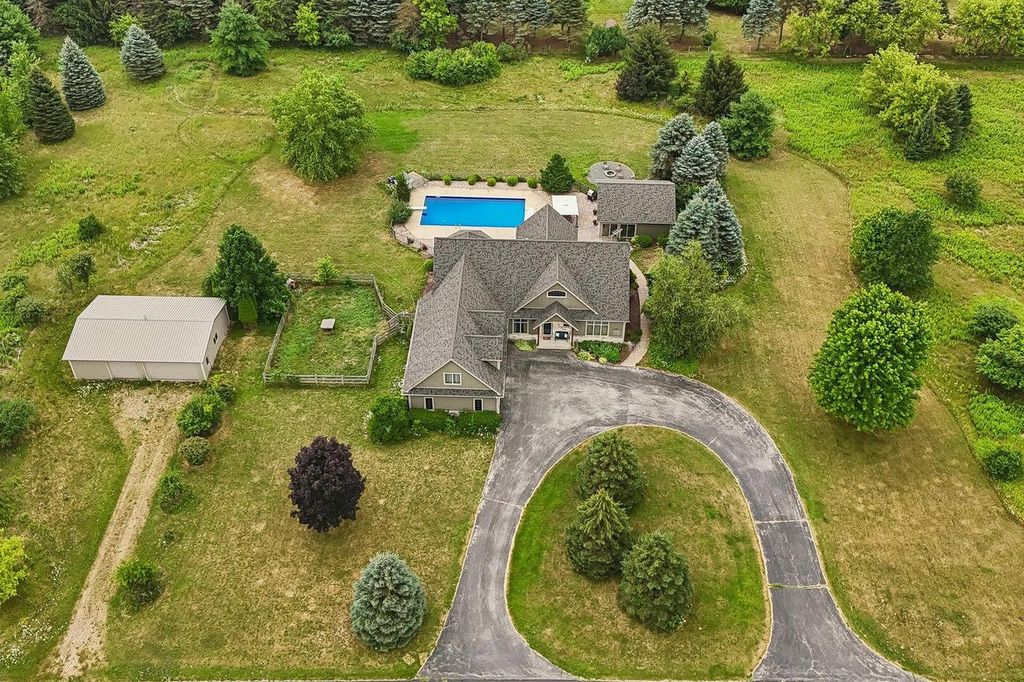 W287N8810 Center Oak ROAD, Hartland, WI 53029