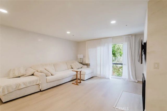413 Hawthorne Street 206, Glendale, CA 91204