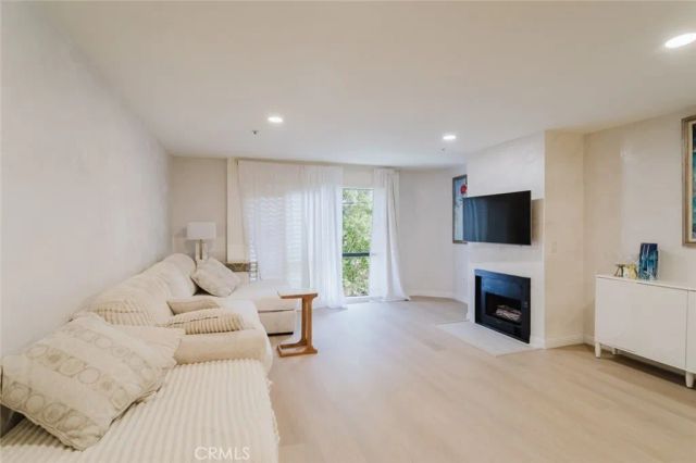 413 Hawthorne Street 206, Glendale, CA 91204