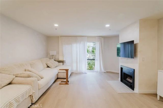 413 Hawthorne Street 206, Glendale, CA 91204