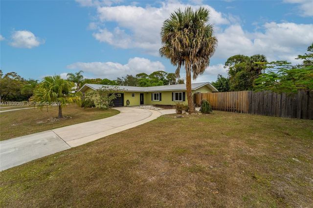 607 N Coconut Ave N, Port St. Lucie, FL 34952