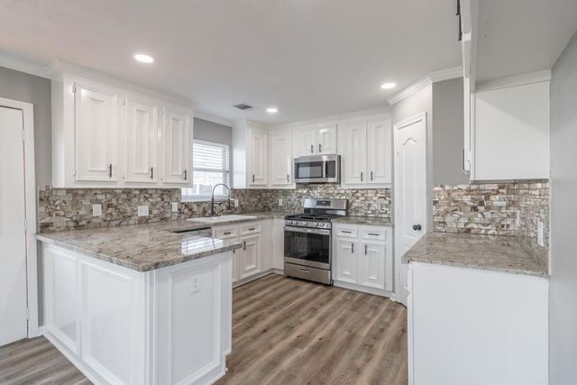 725 10th Street, Dickinson, TX 77539