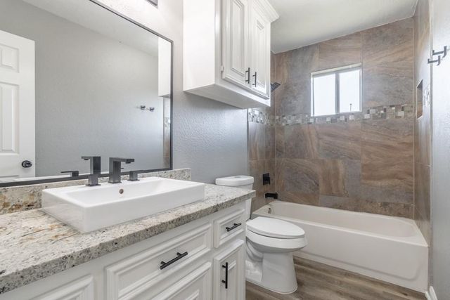 725 10th Street, Dickinson, TX 77539