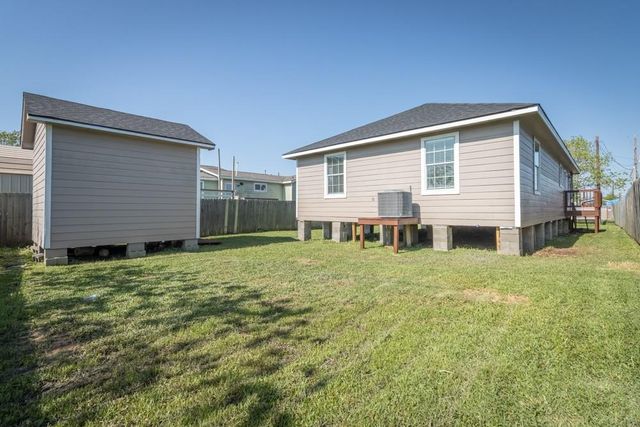 725 10th Street, Dickinson, TX 77539