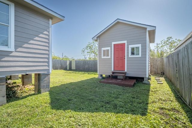 725 10th Street, Dickinson, TX 77539