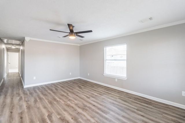 725 10th Street, Dickinson, TX 77539