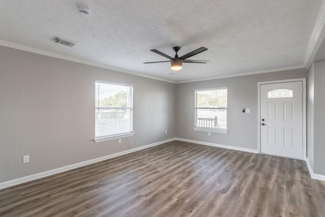 725 10th Street, Dickinson, TX 77539