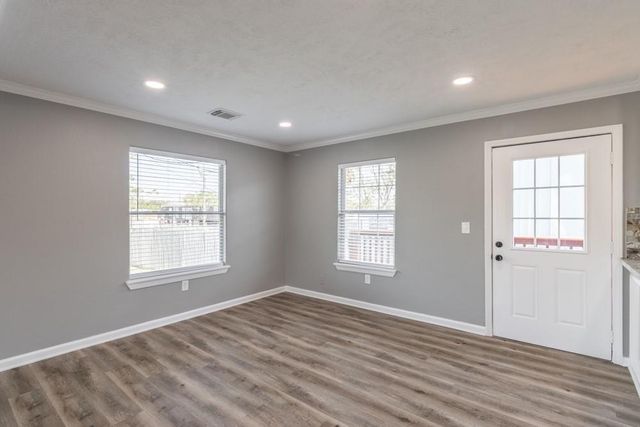 725 10th Street, Dickinson, TX 77539