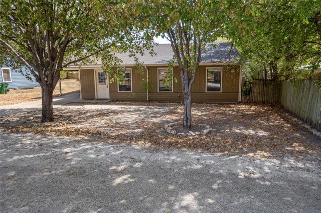 222 Oak Court, Rhome, TX 76078