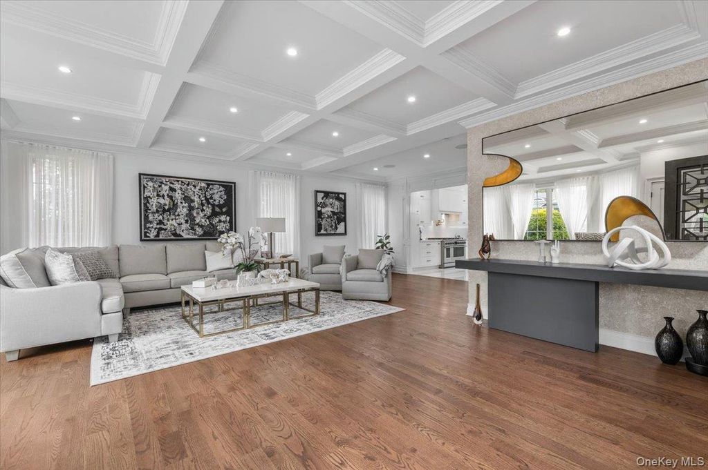 105 Woodhill Lane, Manhasset, NY 11030 — photo 4
