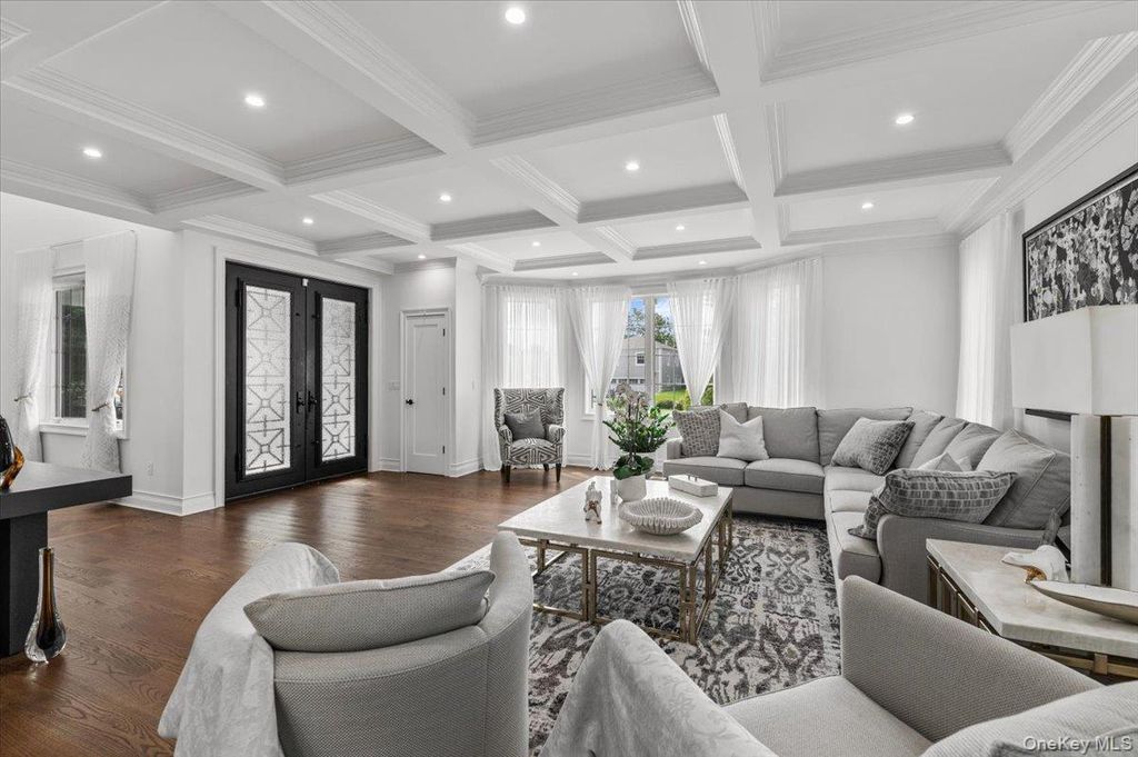 105 Woodhill Lane, Manhasset, NY 11030 — photo 5