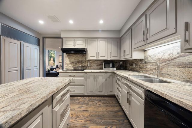 5555 Del Monte Drive 102, Houston, TX 77056