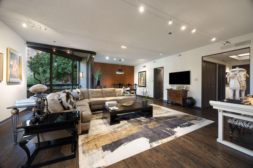 5555 Del Monte Drive 102, Houston, TX 77056