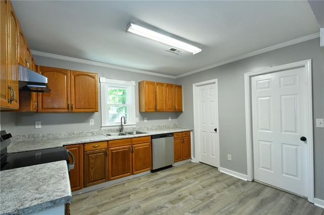 130 Sir Patricks Court, Clemmons, NC 27012