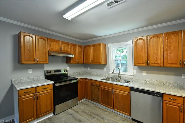 130 Sir Patricks Court, Clemmons, NC 27012
