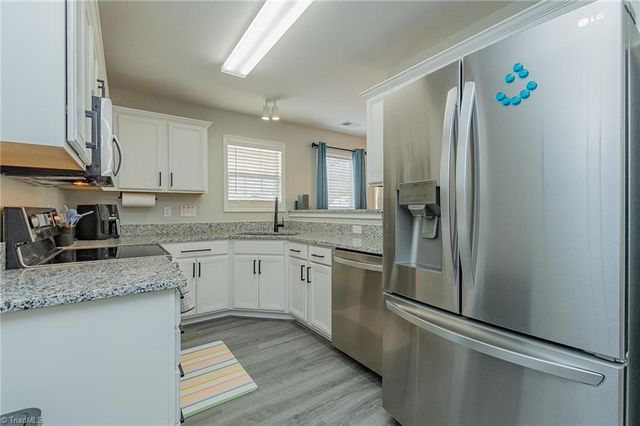 302 Geoffrey Way, Kernersville, NC 27284