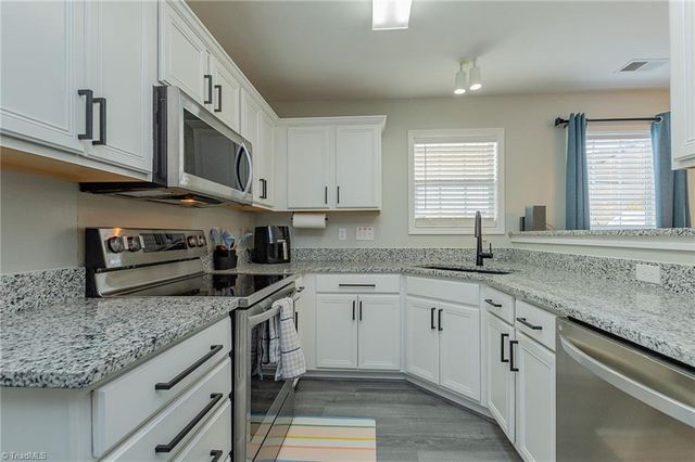 302 Geoffrey Way, Kernersville, NC 27284