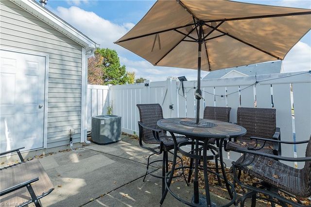 302 Geoffrey Way, Kernersville, NC 27284