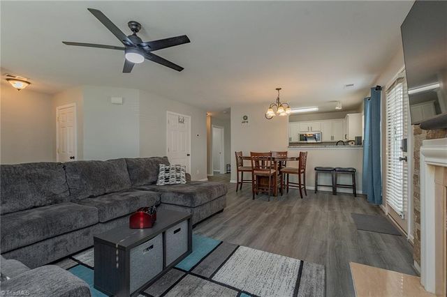 302 Geoffrey Way, Kernersville, NC 27284